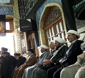بازدید مدیر محترم گروه فقه و حقوق قضایی آیت الله حبیبی تبار به همراه جمعی از اساتید و طلاب گروه فقه و حقوق قضایی  به منظور تجلیل از یکی از شهدا